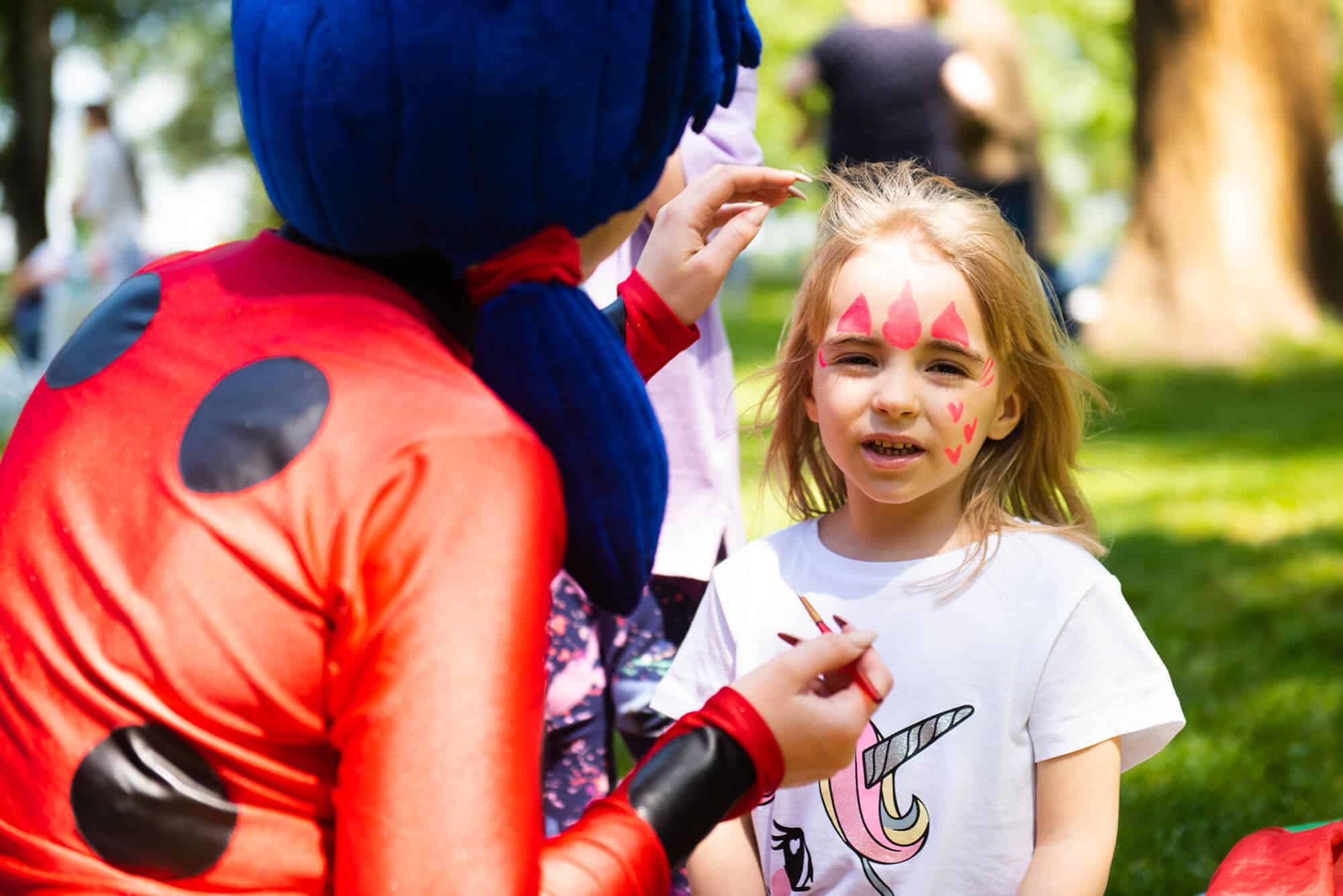 kid-s-party-entertainer-making-face-painting-on-gi-2023-11-27-05-35-46-utc.jpg